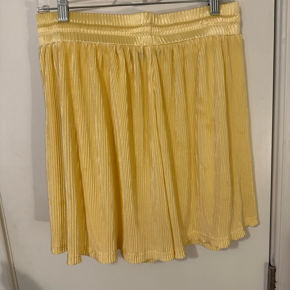 Nasty Gal Plisse Flippy Short - Picture 4 of 5